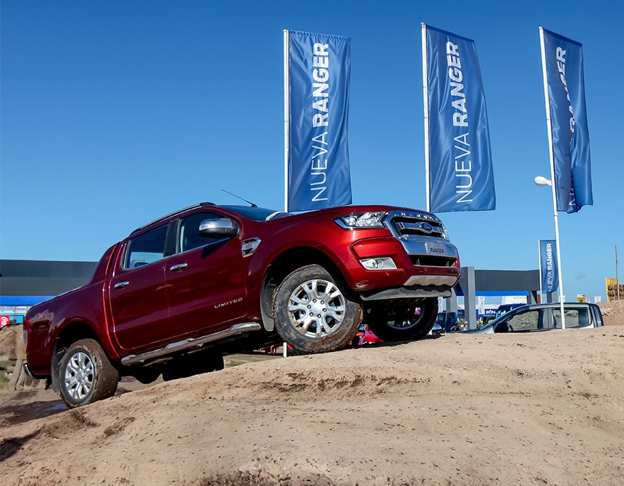 FOTO PRENSA FORD PRUEBAS. En los amplios stands se puede probar la Ranger en un circuito.  EXIGENCIA. La Ranger está preparada para los escenarios más difíciles.