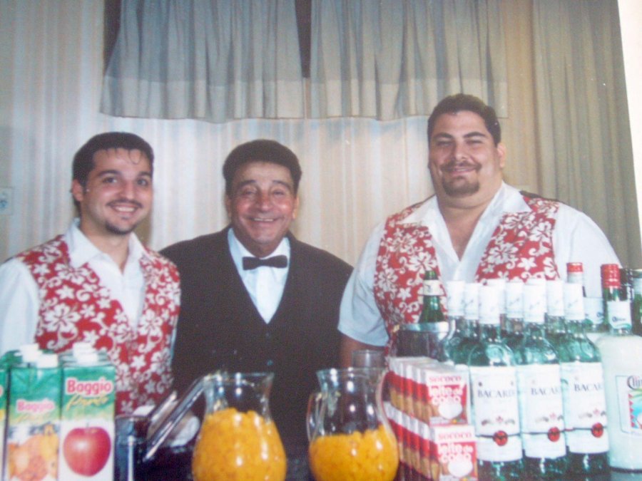 MIGUELITO. Una sonrisa que marc&oacute; surcos en su rostro. FOTO ARCHIVO PRESIDENTES. Pertini y Miterrand, mandatarios extranjeros atendidos por Miguelito. FOTOS ARCHIVO