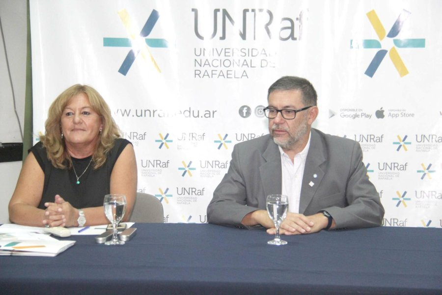 FOTO PRENSA UNRAF NOVEDAD. La planta fotovoltaica se instal&oacute; en la parte superior de la sede universitaria de la UNRaf.  UNRAF. La vicerrectora, Rosario Cristiani y el rector, Rub&eacute;n Asc&uacute;a, durante la presentaci&oacute;n de la Diplomatura en Eficiencia Energ