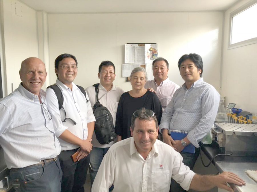 FOTO INTA RECORRIDA./ Los visitantes japoneses en el laboratorio del INTA Rafaela.