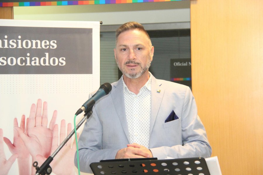 FOTO J. BARRERA./ AGASAJO// La platea disfrutando el regalo art&iacute;stico ofrecido por Andrea Steinberger y Claudio Duverne. ISMAEL BONGIOVANNI./ Plasm&oacute; el esp&iacute;ritu solidario del banco e invit&oacute; a los asociados a participar.