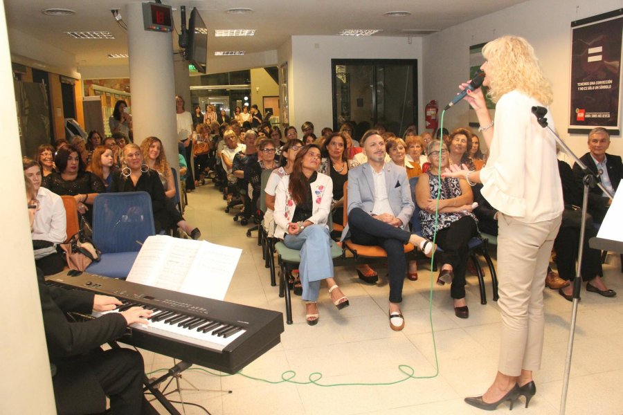 FOTO J. BARRERA./ AGASAJO// La platea disfrutando el regalo artístico ofrecido por Andrea Steinberger y Claudio Duverne. ISMAEL BONGIOVANNI./ Plasmó el espíritu solidario del banco e invitó a los asociados a participar.
