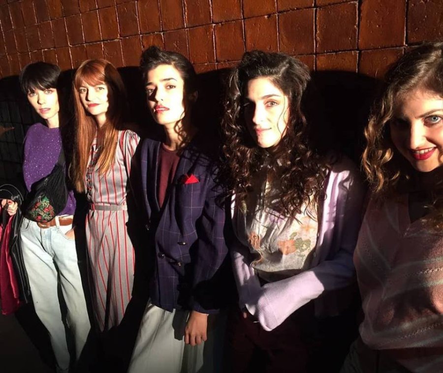 FOTO FACEBOOK LUCILA TELL. Es la segunda de la izquierda; en la ficci&oacute;n de Sandro es Nuria, una de sus "nenas".