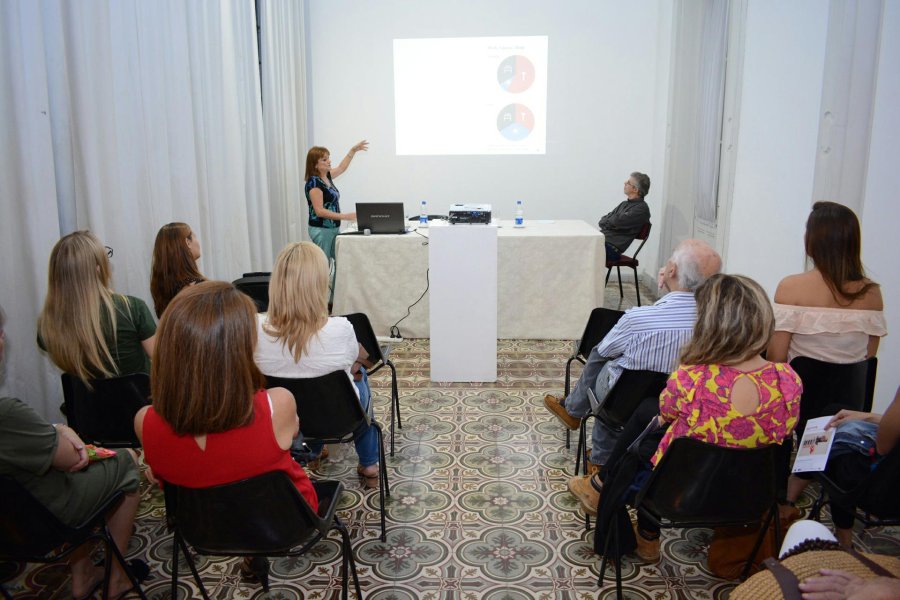 FOTO SCP// CHARLA./ A continuaci&oacute;n de la habilitaci&oacute;n de la muestra se ofreci&oacute; una disertaci&oacute;n relativa a la misma.