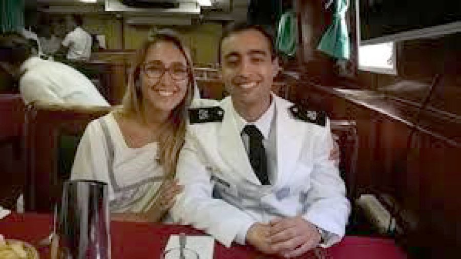 EGRESADA// Camila junto a su hermano, cadete en el buque escuela. FRAGATA LIBERTAD./ El buque escuela de la Armada Argentina zarp&oacute; el pasado s&aacute;bado.