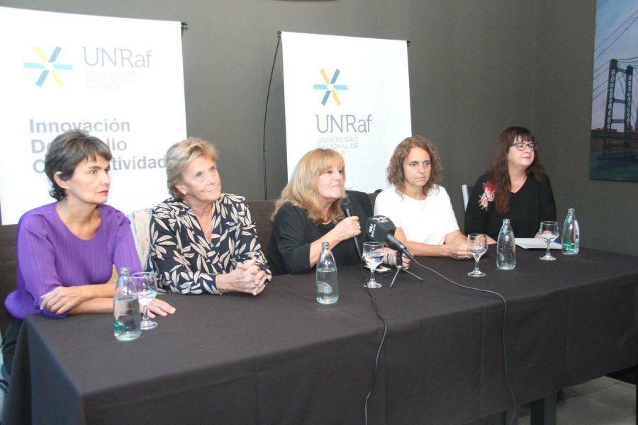 FOTO J. BARRERA// MUJERES./  Mar&iacute;a Eugenia Estenssoro; Mari&aacute; Rosa Almandoz, Rosario Cristiani, Ver&oacute;nica Bethancourt y Mar&iacute;a Eugenia Meyer.