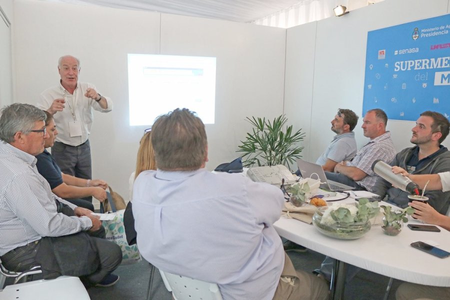 FOTO TWITTER INDEC BISANG. Al dar detalles del Censo Agropecuario en la Expoagro.