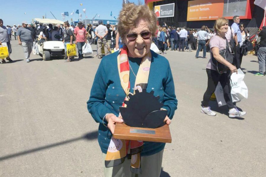 FOTO LA NACION EXPOAGRO./ Premio a la trayectoria de los contratistas.
