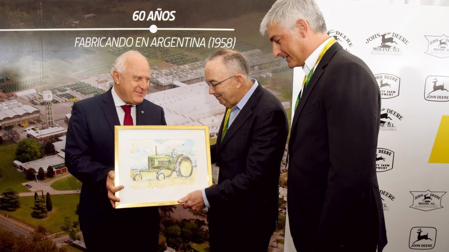 FOTO IP PLAQUETA./ El gobernador con directivos de John Deere en Granadero Baigorria.