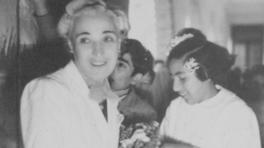 FOTO ARCHIVO// OLGA COSSETTINI Y UNA ALUMNA./ Docente de mente abierta para darle alas a los educandos.