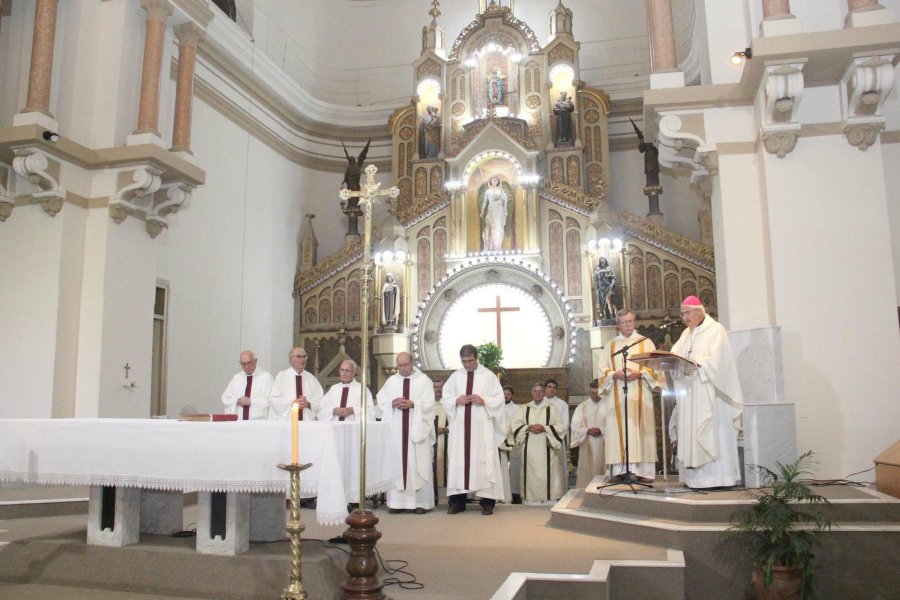 FOTO J. BARRERA MISA CRISMAL./ Fue presidida por el obispo Fern&aacute;ndez en la Catedral San Rafael.