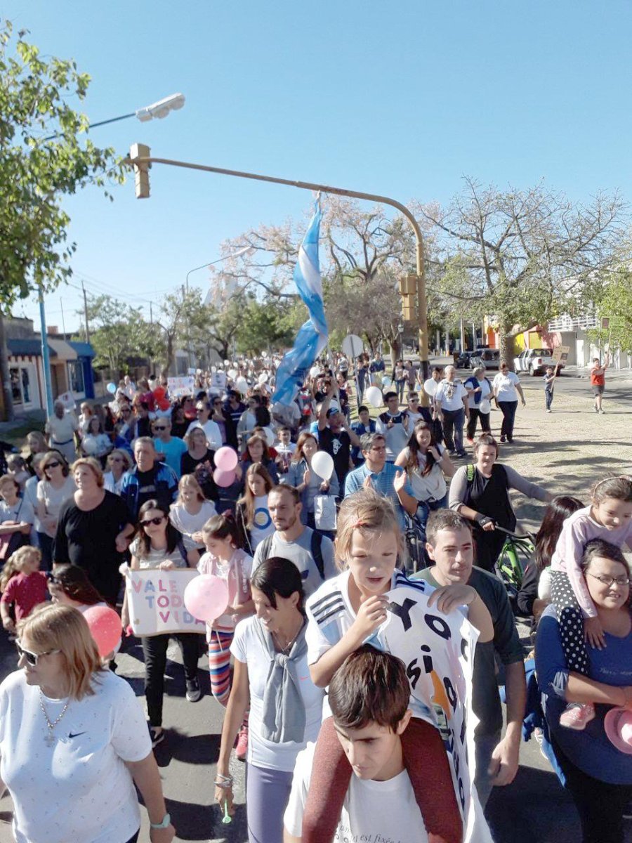 FOTO PABLO POSSETTO MARCHA./ Desde la plaza 25 de Mayo hasta el Pizzurno.