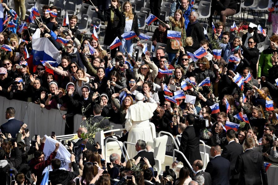 FOTO AFP-NA DOMINGO DE RAMOS./ Francisco saluda a la multitud en la plaza San Pedro.
