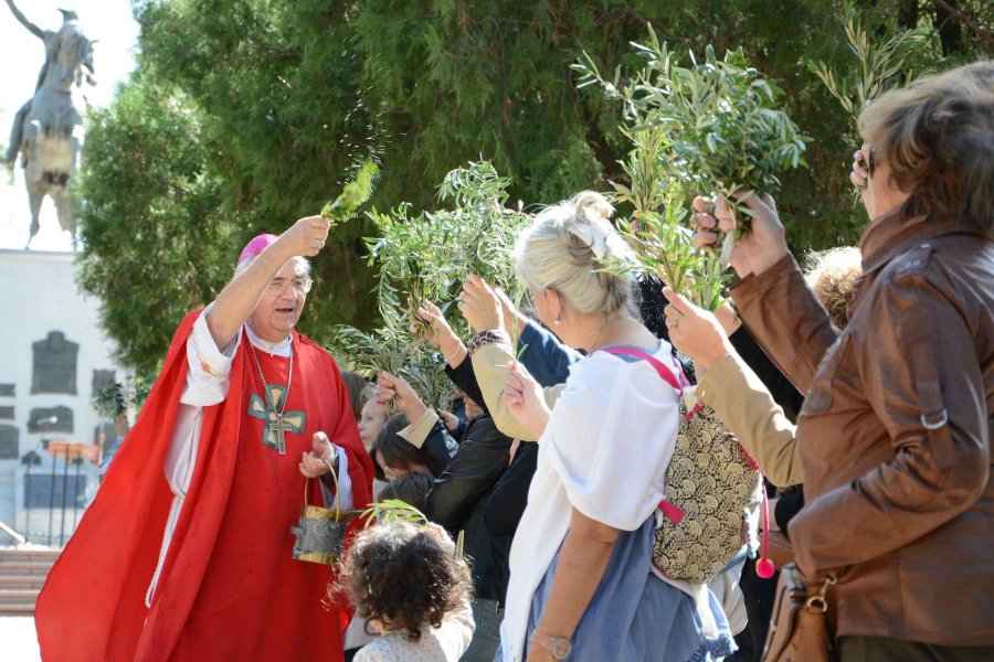FOTO M. LIOTTA DOMINGO DE RAMOS./ El obispo Fern&aacute;ndez bendice a la gente en la plaza 25 de Mayo.