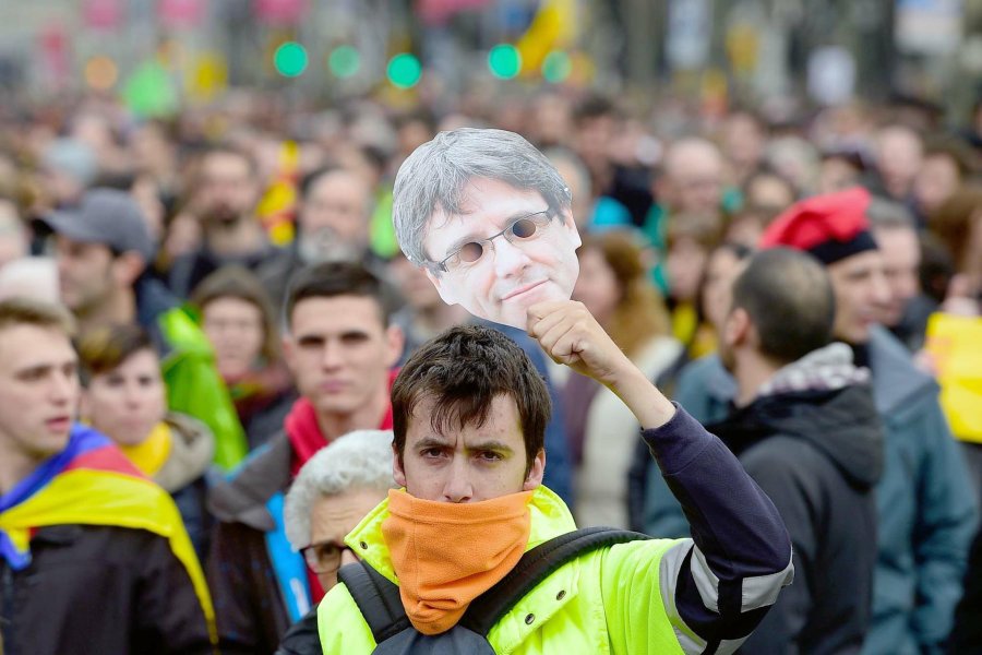 FOTO AFP-NA CATALU&Ntilde;A./ La gente en la calle.