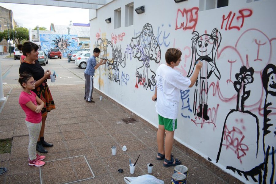 FOTO SCP// MURAL./ Fue elaborado por el taller "Todo incluido: ensayo de recuerdos de verano".