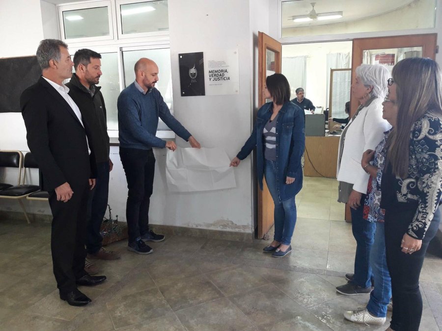 FOTO REGIONAL III DE EDUCACION ACTO. Autoridades durante la ceremonia en la que se descubri&oacute; una placa conmemorativa.