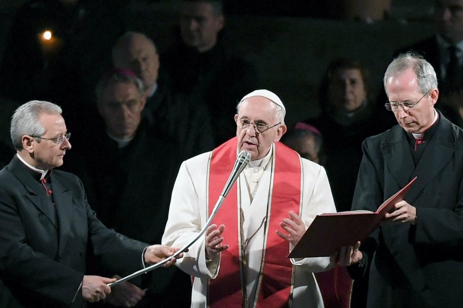 FOTO AFP-NA FRANCISCO./ Habl&oacute; al final del via crucis en el Coliseo romano ante 20.000 personas.