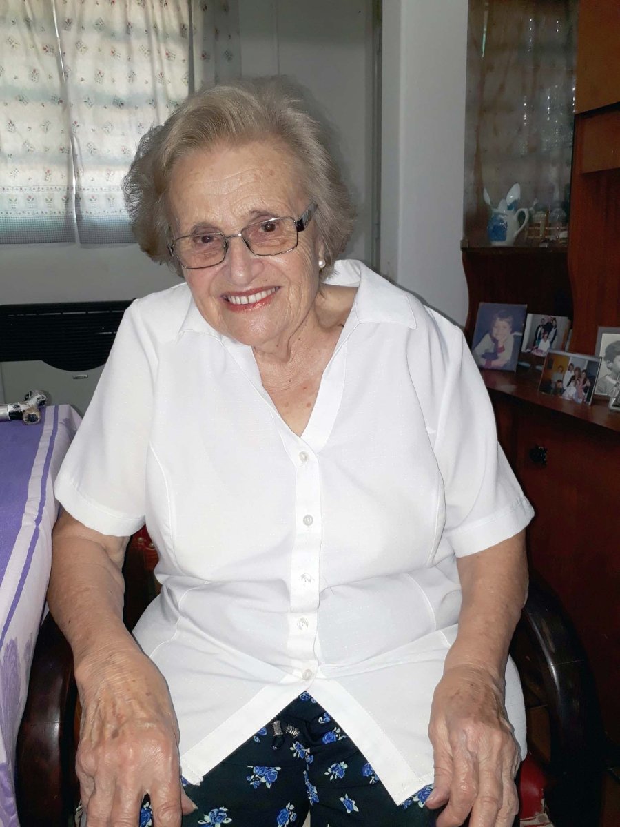 FOTO EGH NELLY DE FOGLIA./ El 19 de agosto cumple 90 a&ntilde;os.  FOTO NGF 1960. Primera comuni&oacute;n en la capilla del Hopsital, entre ellos Enrique Foglia (el del c&iacute;rculo).