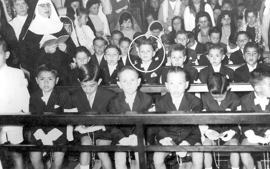 FOTO EGH NELLY DE FOGLIA./ El 19 de agosto cumple 90 años.  FOTO NGF 1960. Primera comunión en la capilla del Hopsital, entre ellos Enrique Foglia (el del círculo).