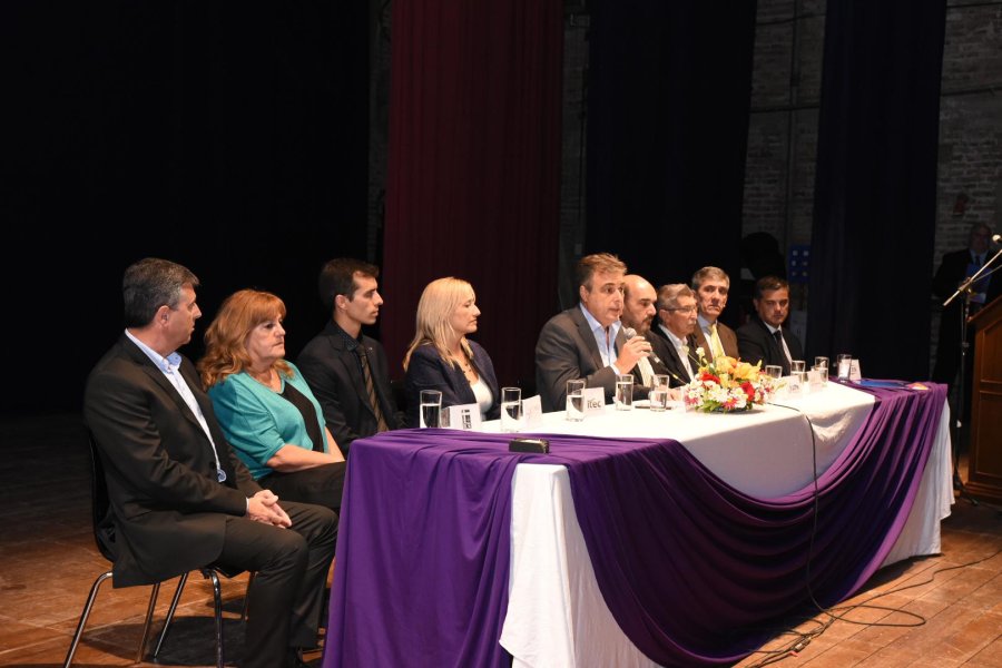 FOTO SCP// CABECERA./ El grupo de autoridades que presidi&oacute; la ceremonia. SALA./ As&iacute;, absolutamente colmado luci&oacute; el Belgrano.