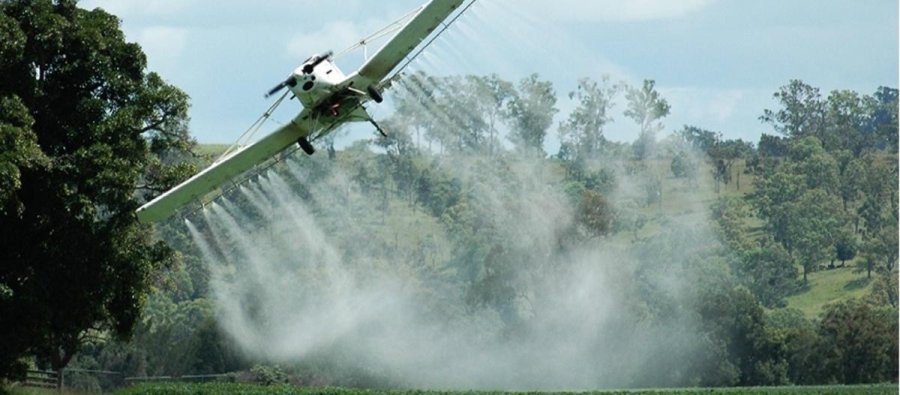CONTAMINACIÓN./ Según el CONICET, el río Paraná y su cuenca tienen más glifosato que los campos del entorno. AVIÓN./ La fumigación con glifosato genera terribles consecuencias para el medioambiente y la salud humana.