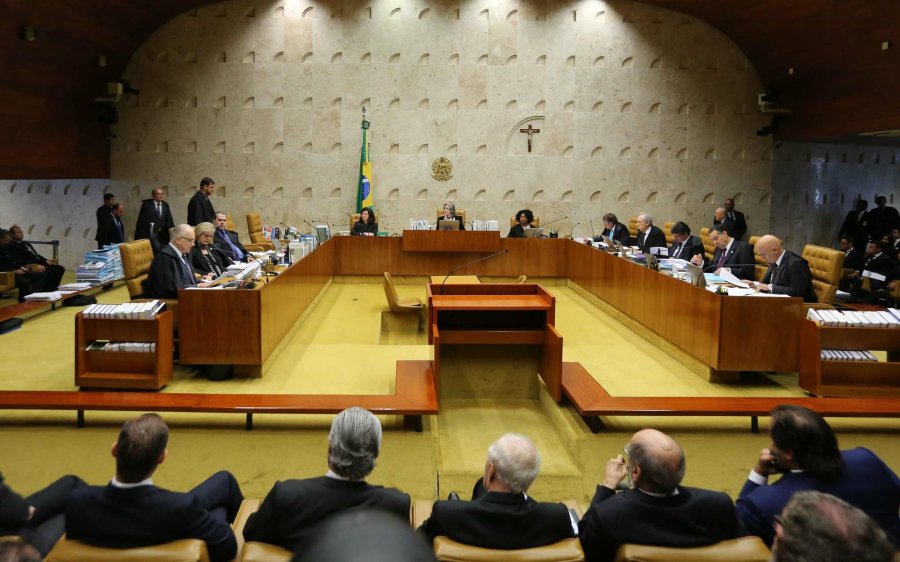 FOTO AFP-NA TRIBUNAL. Los ministros de la Corte brasile&ntilde;a ayer durante una larga audiencia.