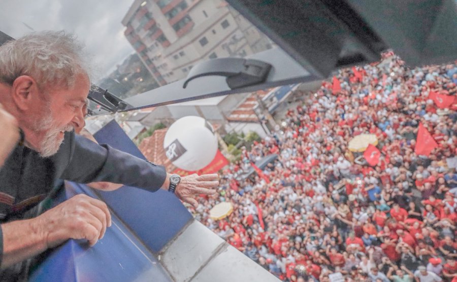 FOTO AFP-NA LULA. En la sede del gremio metal&uacute;rgico de Sao Bernardo, se asoma para saludar a la multitud.