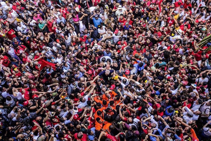 FOTO AFP-NA LULA DA SILVA. Recibi&oacute; el cari&ntilde;o de la militancia antes de entregarse a la polic&iacute;a.