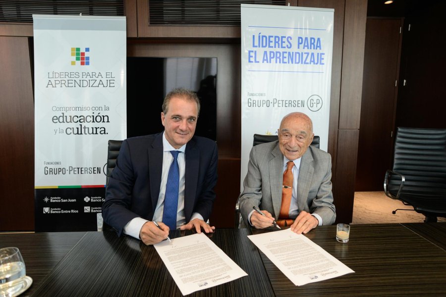 FOTO PRENSA FUNDACION BCO. DE SANTA FE// ALIANZA ESTRATEGICA./ Enrique Eskenazi y Adri&aacute;n Moscovich en el momento de ratifcar el acuerdo.