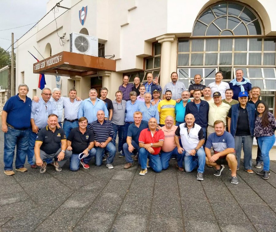 PARTICIPANTES. Medio centenar de lice&iacute;stas se reunieron en Ang&eacute;lica.