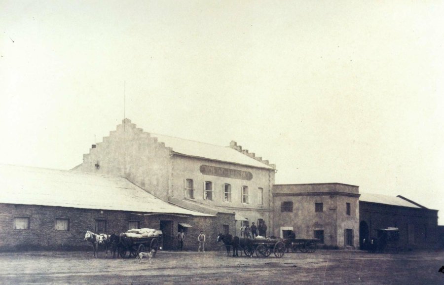FOTOS AHMR BV. LEHMANN./ Molino "La Amistad" de Pedro Avanthay, donde está el Pingüino. VILLA ROSAS./ Molino de Frosi funcionaba en la esquina de La Plata y América.  FOTOS BS HOSPITAL. Antigua casa de Brühl comprada por la Sociedad de Beneficencia.