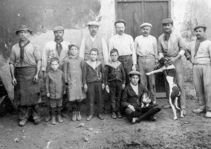 FOTOS AHMR BV. LEHMANN./ Molino "La Amistad" de Pedro Avanthay, donde está el Pingüino. VILLA ROSAS./ Molino de Frosi funcionaba en la esquina de La Plata y América.  FOTOS BS HOSPITAL. Antigua casa de Brühl comprada por la Sociedad de Beneficencia.