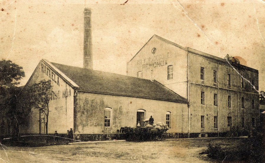 FOTOS AHMR BV. LEHMANN./ Molino "La Amistad" de Pedro Avanthay, donde está el Pingüino. VILLA ROSAS./ Molino de Frosi funcionaba en la esquina de La Plata y América.  FOTOS BS HOSPITAL. Antigua casa de Brühl comprada por la Sociedad de Beneficencia.