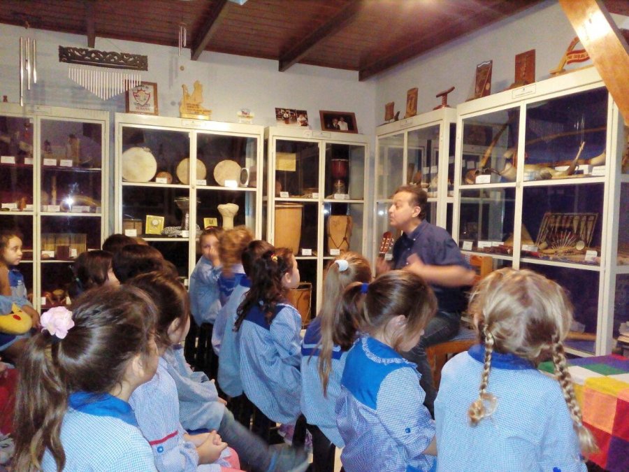 MUSEO DE LA MUSICA./ Los escolares junto a Sergio Grazioli.