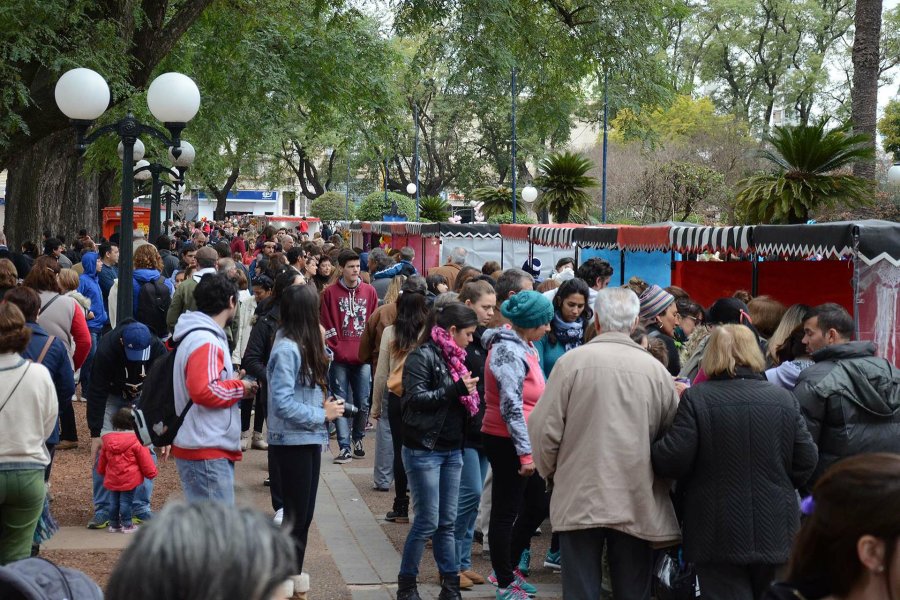 FERIA./ La plaza 25 de Mayo volvi&oacute; a ser un polo de atracci&oacute;n.