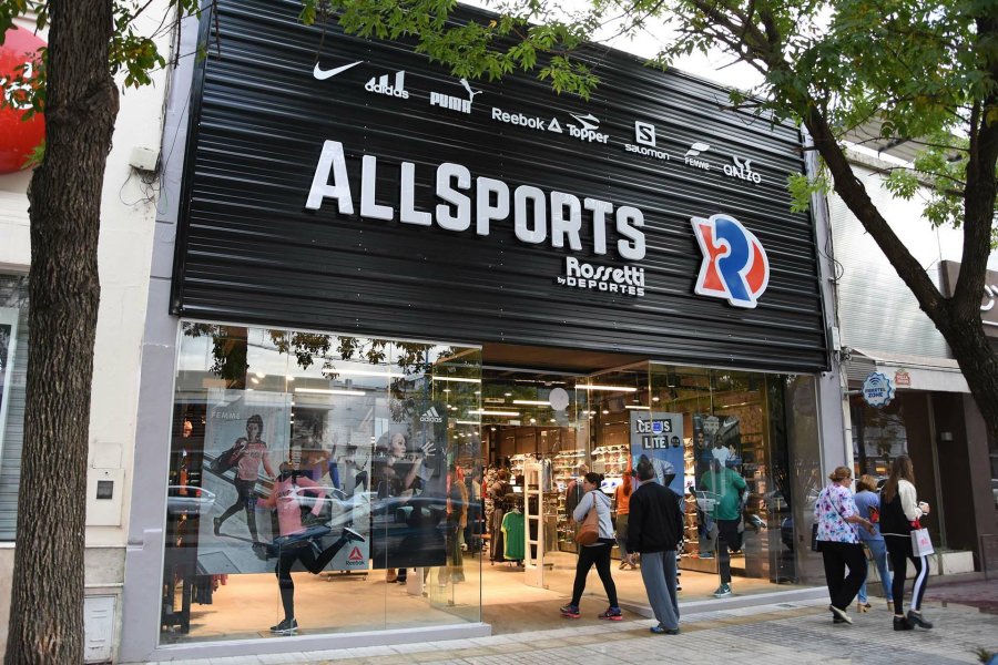 FOTO M. LIOTTA GRAN RESPUESTA. El salón de ventas de Allsports casi colmado, en su primer día de actividad en Rafaela.  SUCURSAL. Ubicado en el corazón de bulevar Santa Fe, el local de Allsports en Rafaela es uno más de la amplia red de la cadena Ros