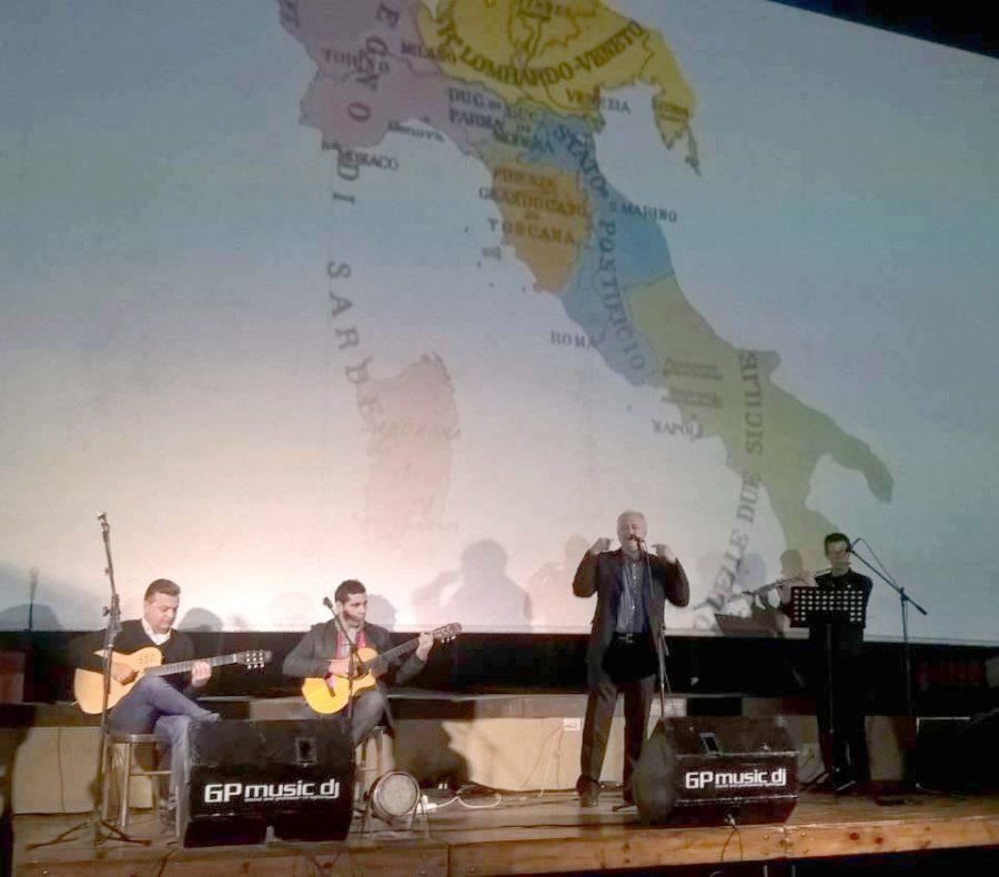 EN MARIA JUANA// El artista con m&uacute;sicos  en vivo y en el fondo la proyecci&oacute;n.
