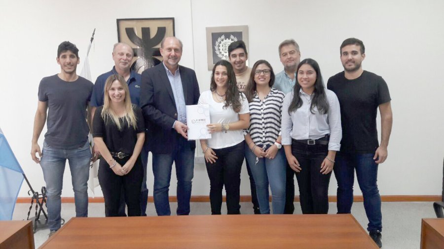 FOTO PRENSA UTN// JOREIC./ Los legisladores con la gente de la casa de estudios superiores.
