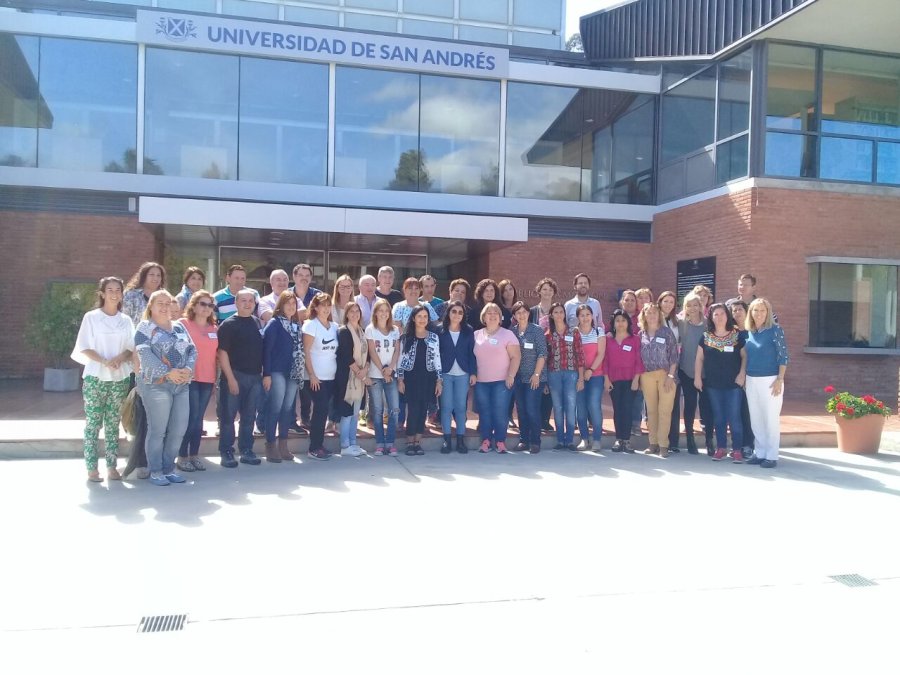 FOTO PRENSA FUNDACION// DIRECTORES./ El contingente frente a la Universidad de San Andr&eacute;s.