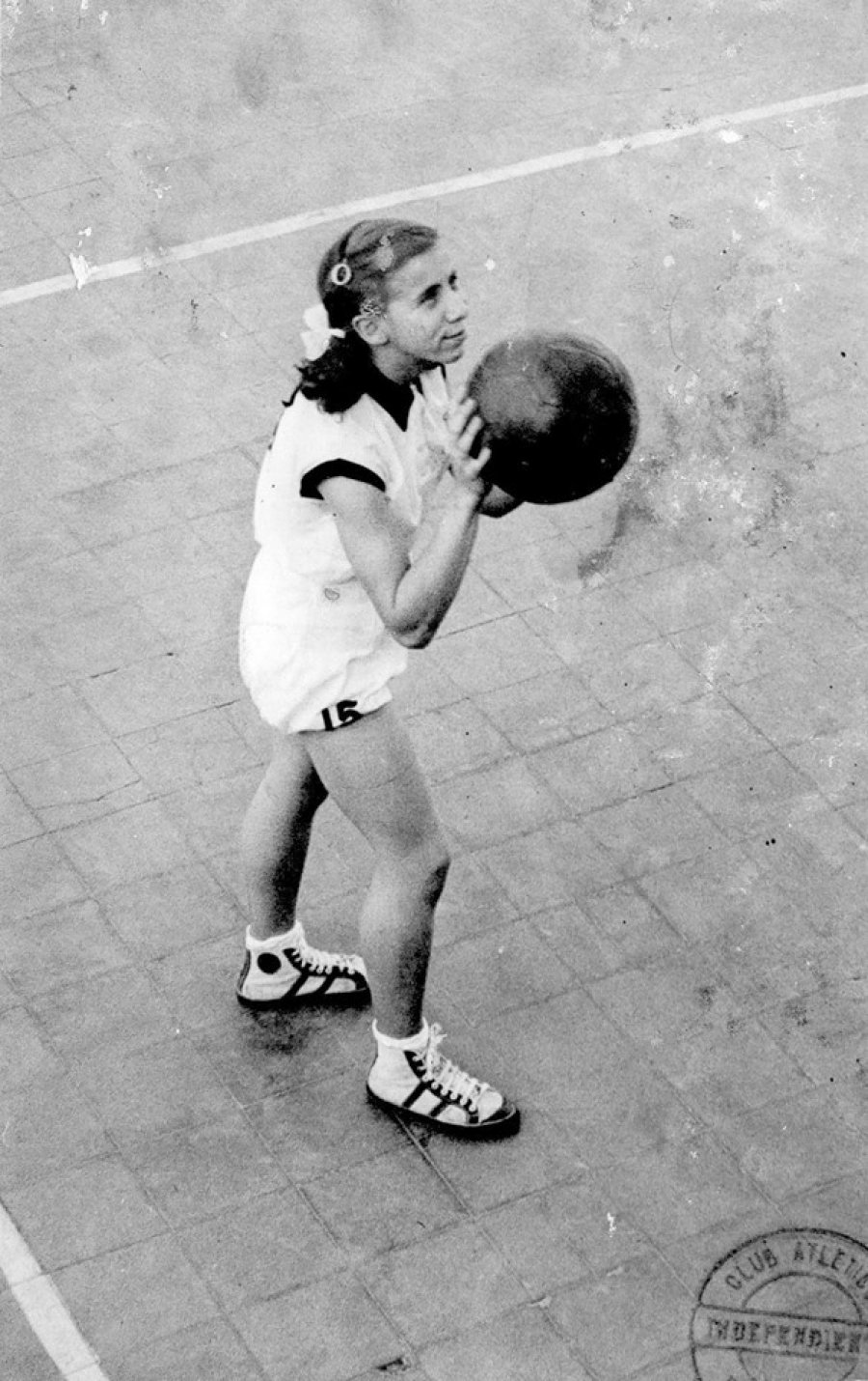 FOTO ARCHIVO FLIA. CATTANEO PROFESORA. La foto recuerda a Alicia Catt&aacute;neo en el Club Independiente en 1952.