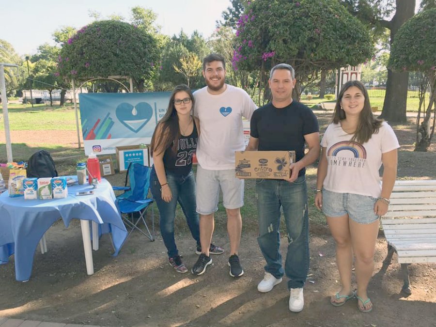 FOTO UN LITRO DE LECHE/ FACEBOOK GRUPO. Los chicos de Un litro de leche por mes en la Plaza 25 de Mayo.