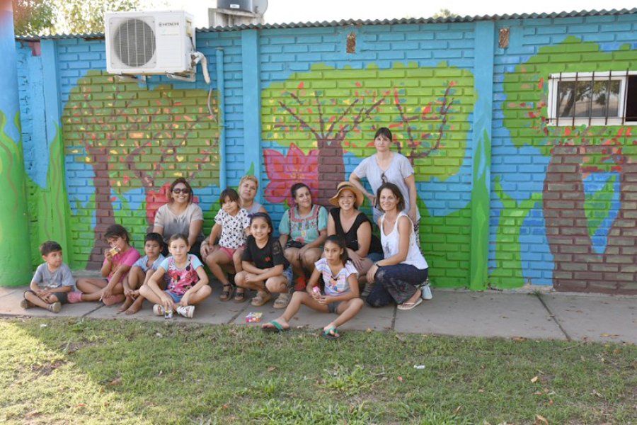 FOTO PRENSA MUNICIPAL OBRA CONCLUIDA. Todos juntos para presentar el nuevo mural que alegrar&aacute; los d&iacute;as en "Pancitas llenas".