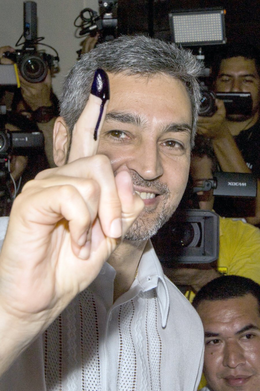 FOTO AFP-NA BENITEZ./ Luego de la votaci&oacute;n.