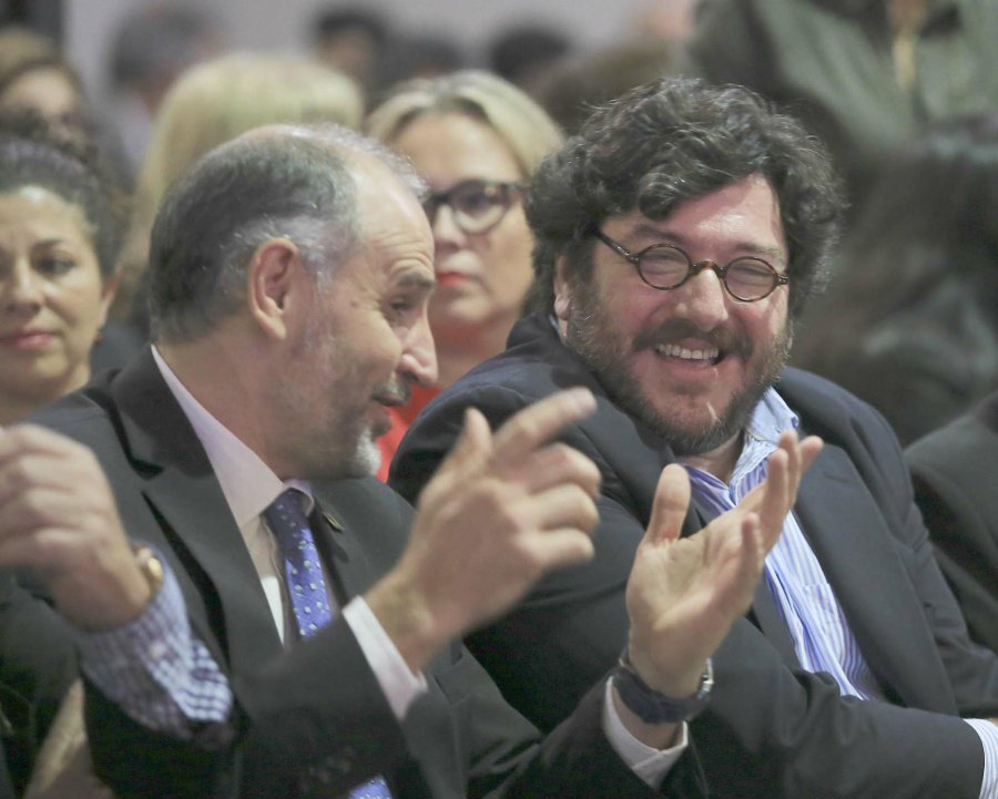 FOTO NA// INAUGURACION/ Mart&iacute;n Gremmelspacher conversa con el ministro de Cultura de la Naci&oacute;n, Pablo Avelluto.