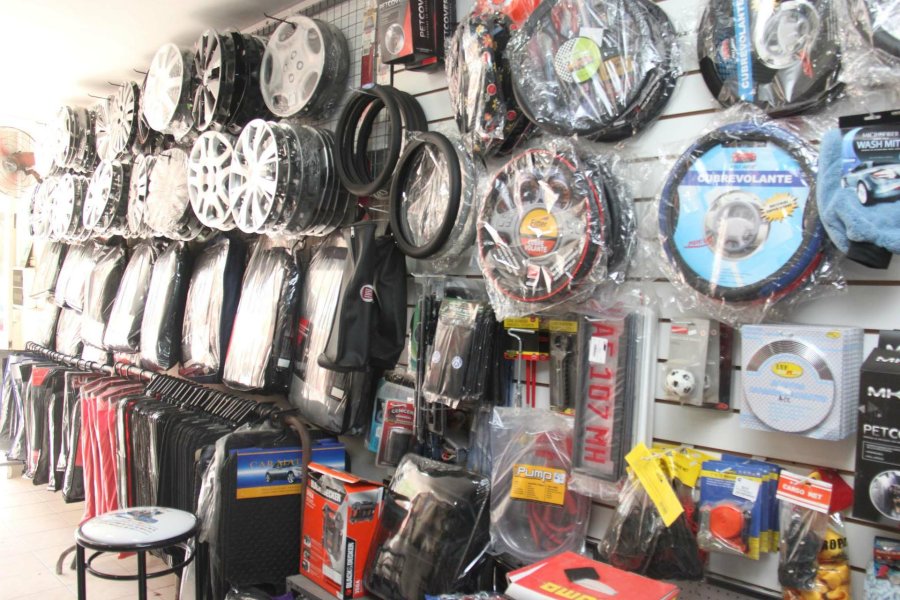 FOTO JORGE BARRERA HORACIO MAINE. Actual presidente de la Cámara que nuclea a los repuesteros.  FOTO JORGE BARRERA ESTANTERIAS. Utilizadas para ordenar y exhibir la mercadería en los comercios.