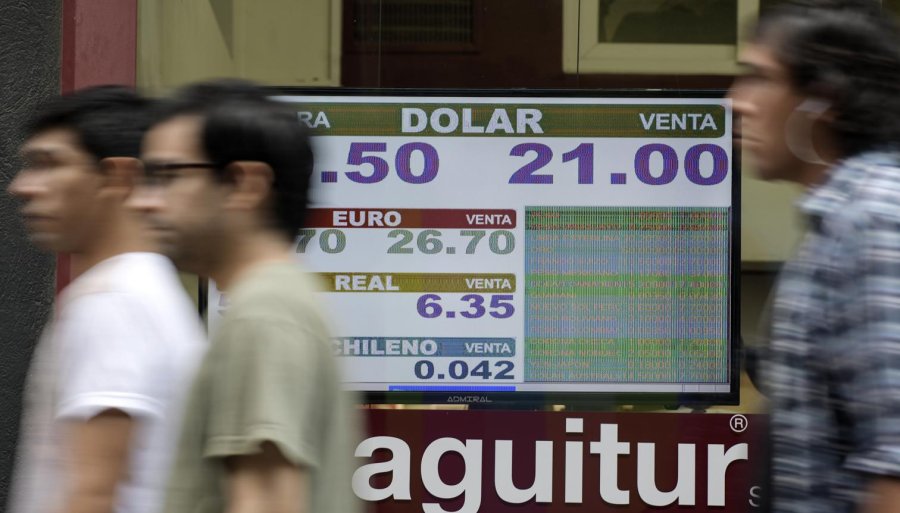 FOTO NA SUBE SUBE. El d&oacute;lar se dispar&oacute; en la semana y el Central intervino, aunque a un alto costo de reservas.