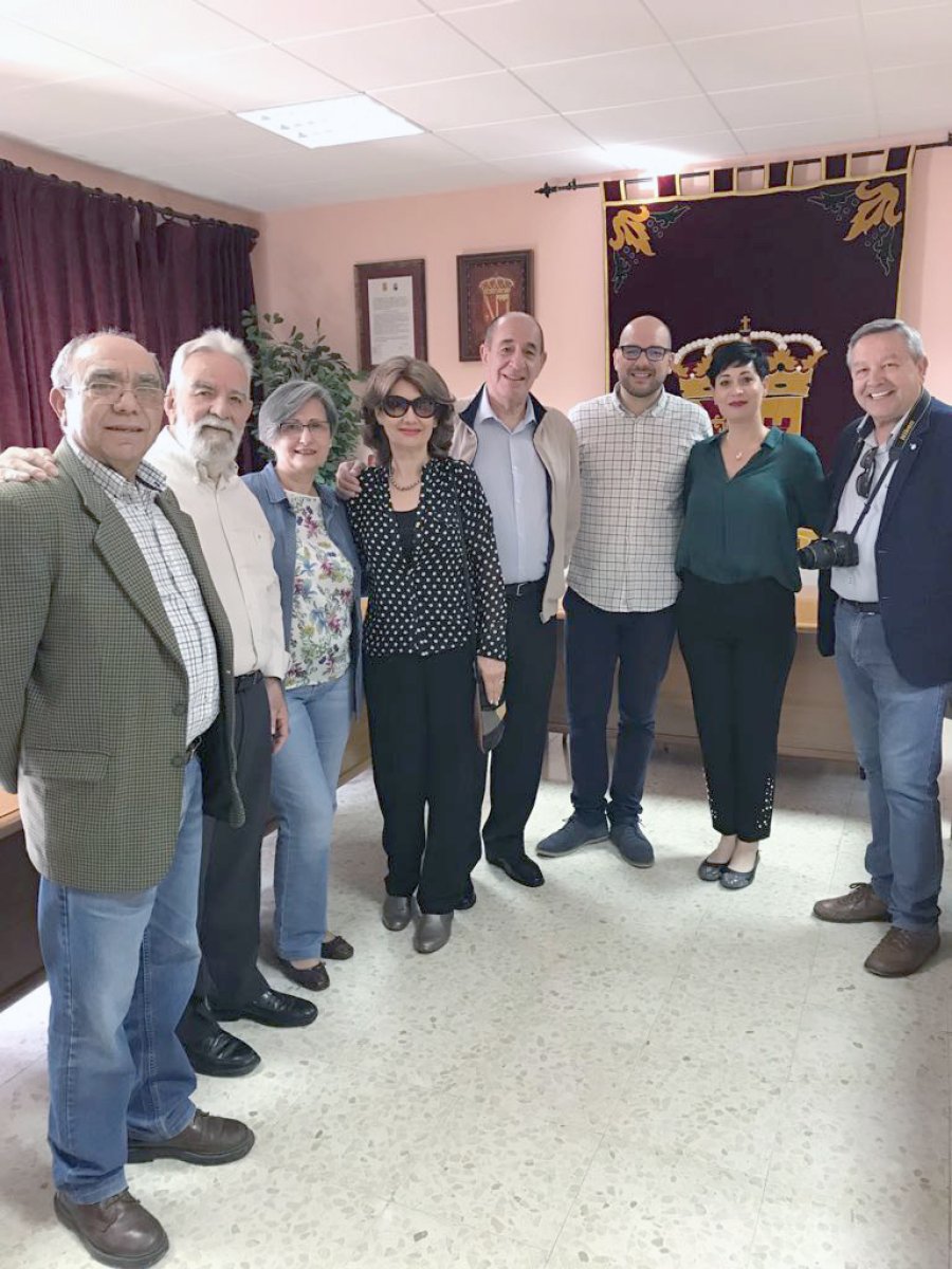 FOTOS E. MARIANO AYUNTAMIENTO. El alcalde S&aacute;nchez Cabezuelo al recibir a nuestro Director. RECEPCION. Antonio Castro, Juan Campos Delgado, su esposa Maricarmen, Marta Actis, Roberto Actis, el alcalde S&aacute;nchez Cabezuelo, Fernanda Actis y Jos&eacute; S&aacute;nchez G