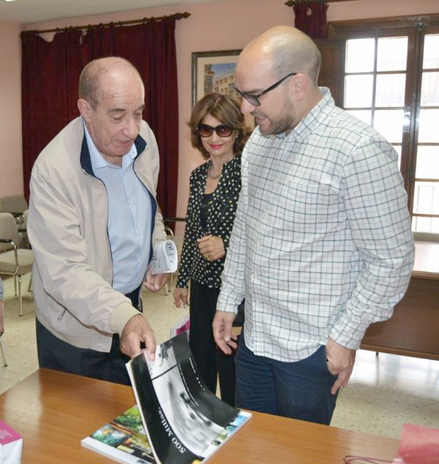 FOTOS E. MARIANO AYUNTAMIENTO. El alcalde Sánchez Cabezuelo al recibir a nuestro Director. RECEPCION. Antonio Castro, Juan Campos Delgado, su esposa Maricarmen, Marta Actis, Roberto Actis, el alcalde Sánchez Cabezuelo, Fernanda Actis y José Sánchez G