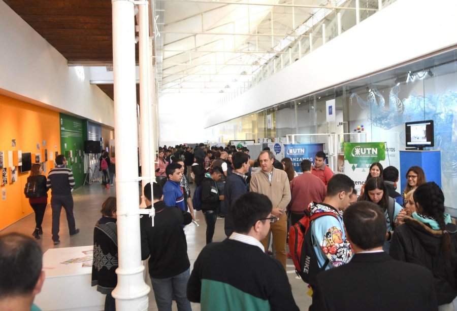 FOTO PRENSA MUNICIPAL PROPUESTA. Cada edici&oacute;n de la Expo Carreras despierta el inter&eacute;s de los estudiantes secundarios de &uacute;ltimo a&ntilde;o.